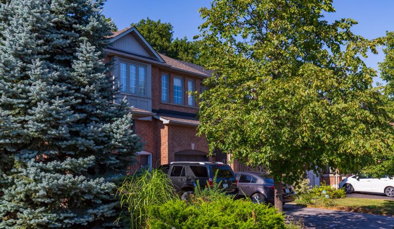 Home in Corporate Burlington neighbourhood