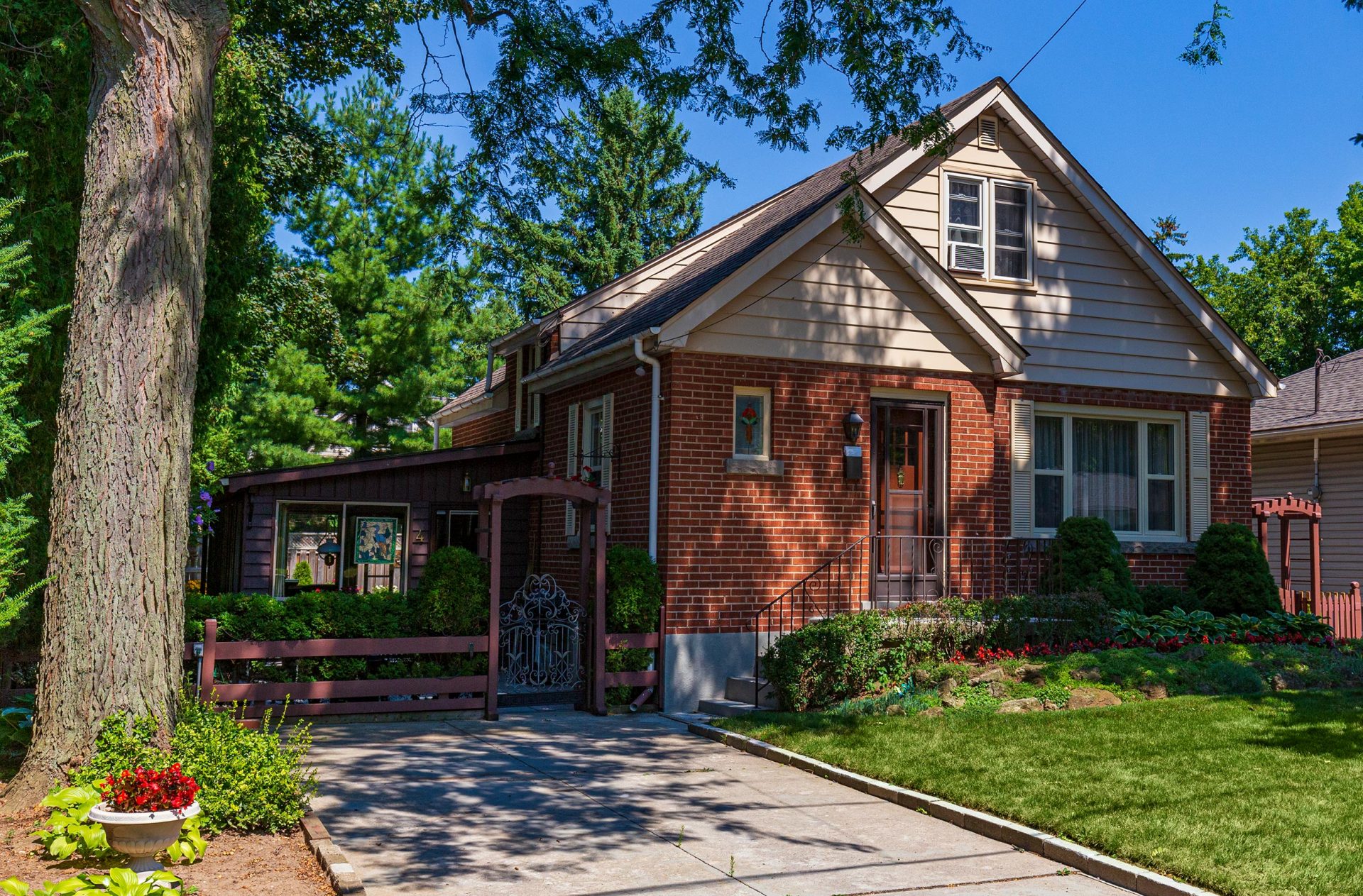 Cute University Gardens Home in Dundas