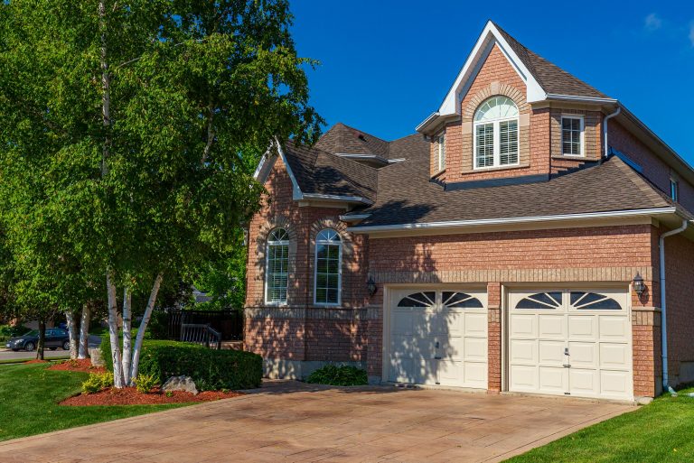 Single Family Home in Dundas
